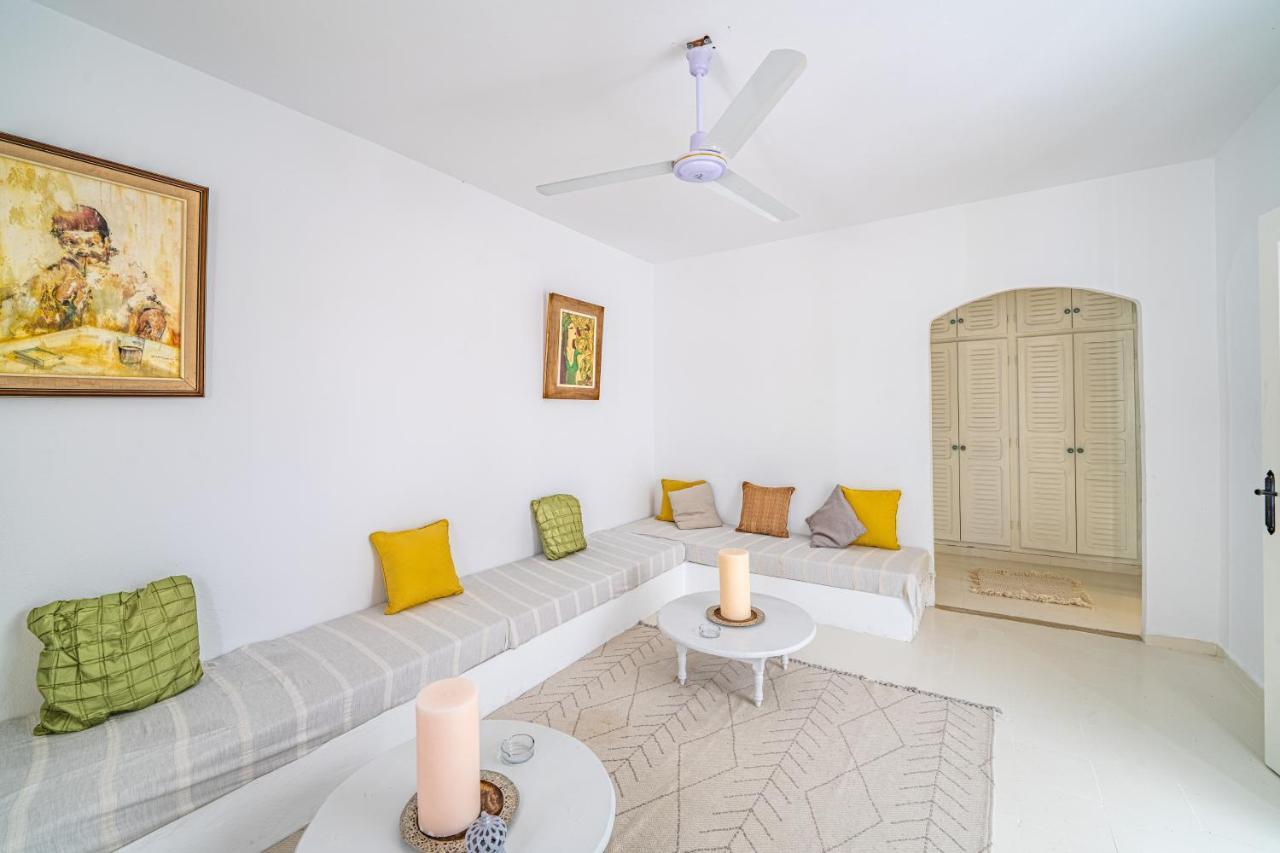 Cheeky Monkey Hotel Ghar el-Melh Екстериор снимка